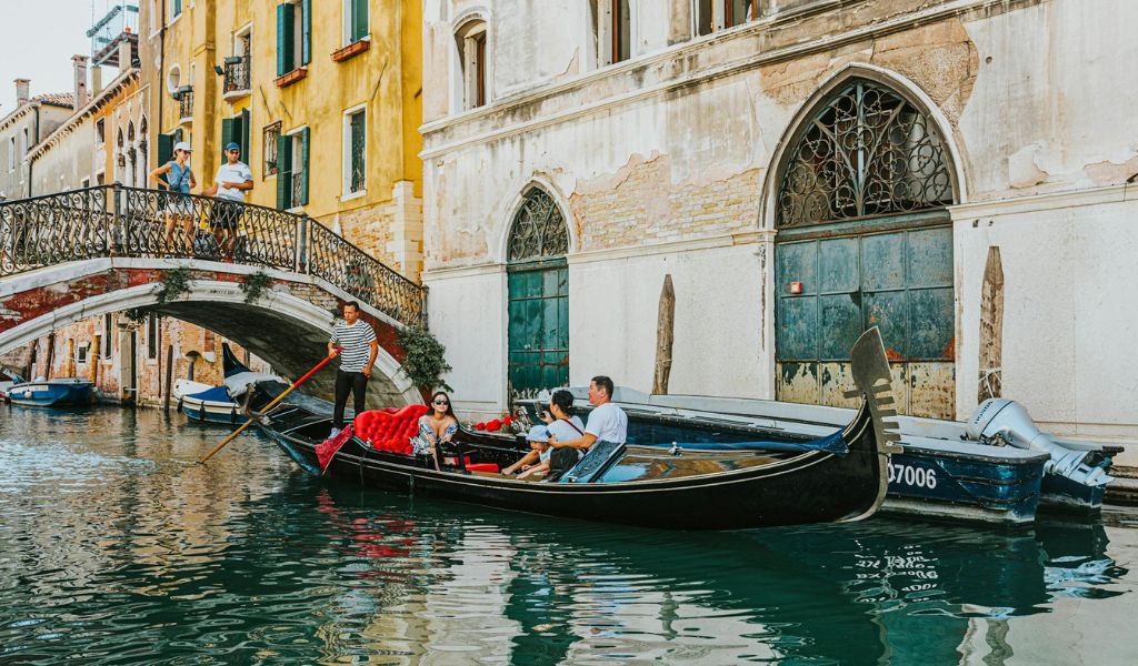 family in gondola venice