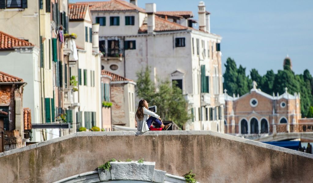 girl on bridge venice
