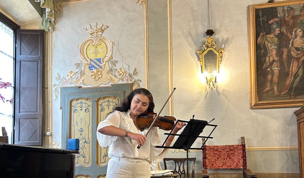 violin performance in tuscany on tour with untold italy